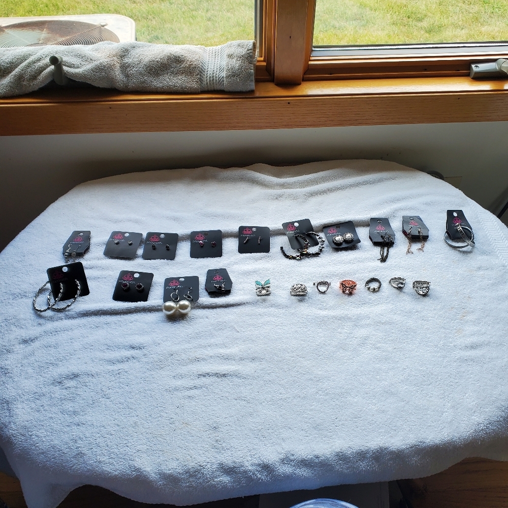 Paparazzi Earrins Lot Of 14 Pairs & 7 Rings List 15